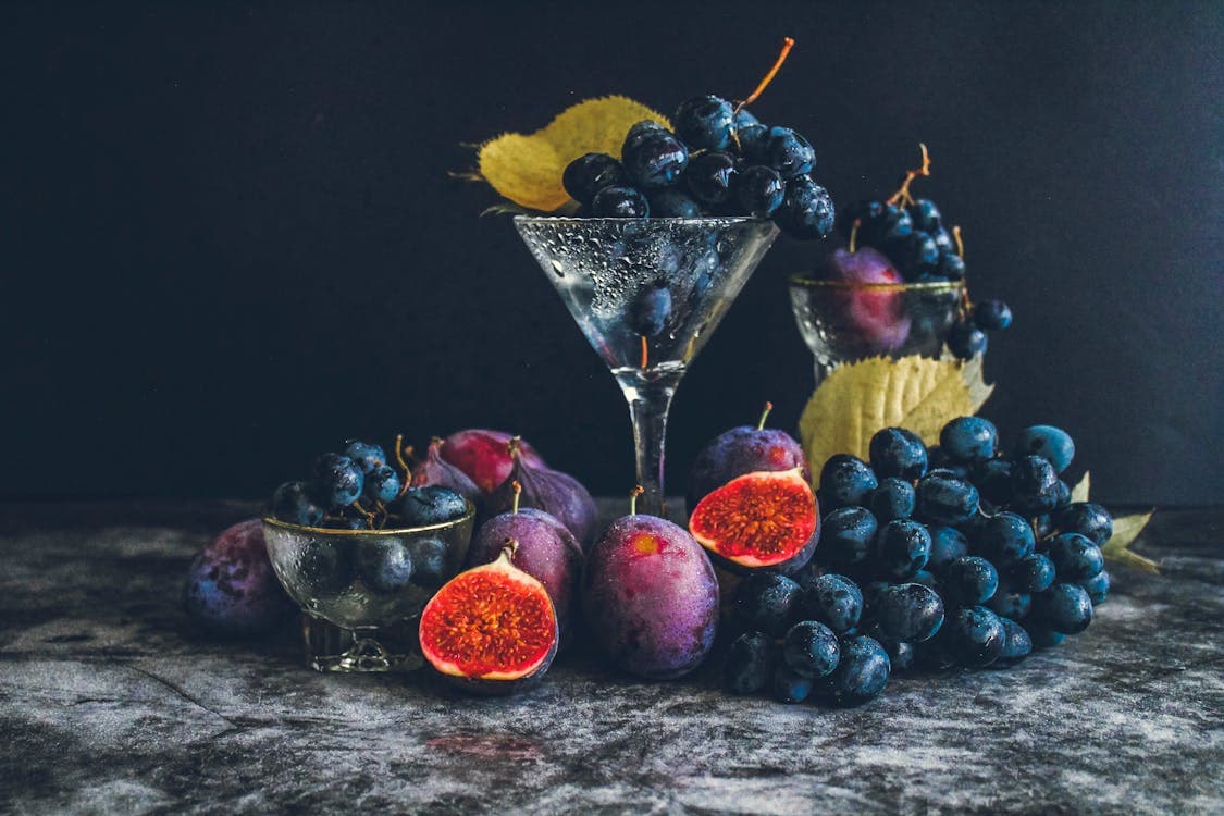 Gesunde Ernährung - Dunkle Früchte und Nüsse